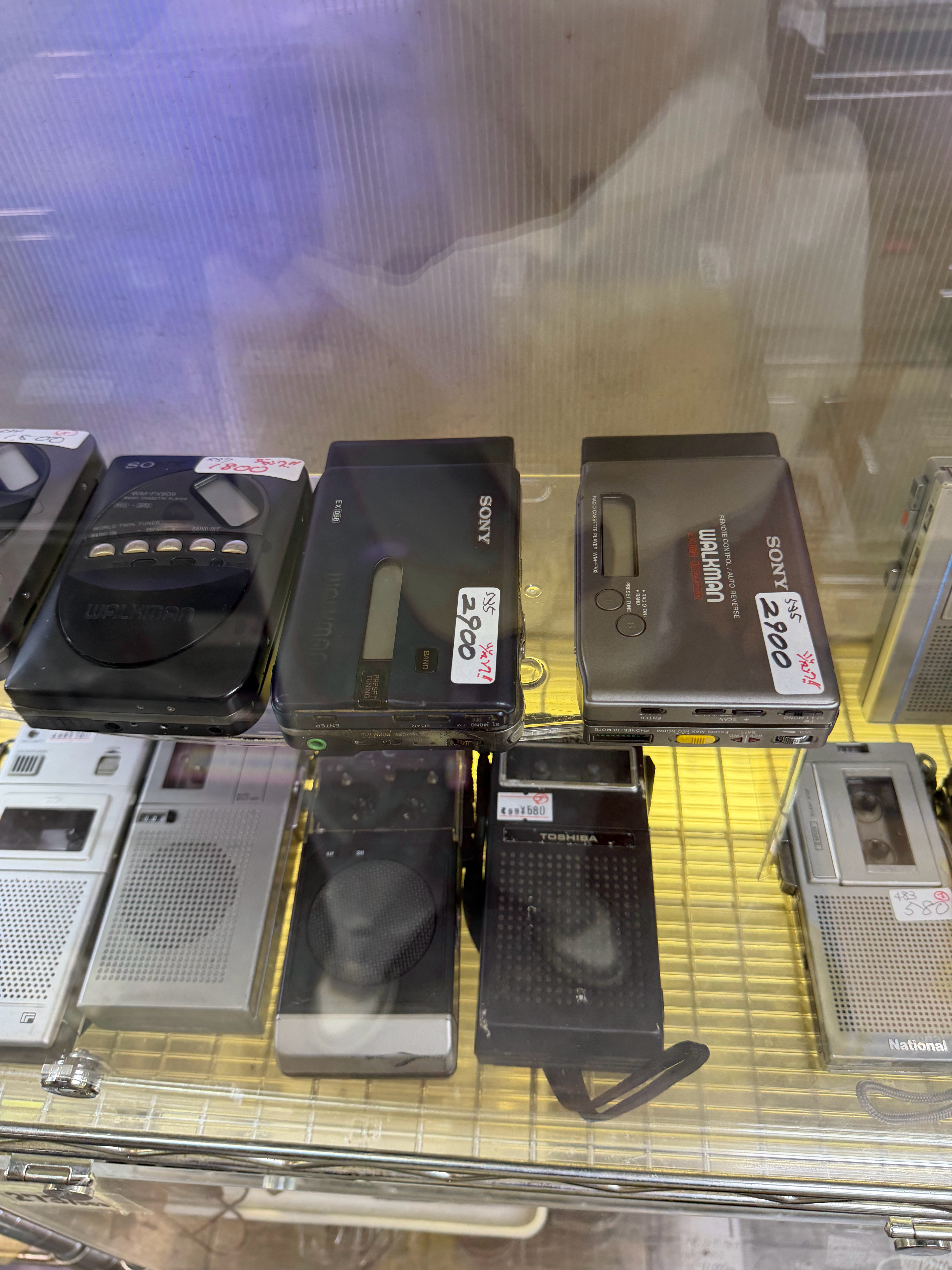 我终于在日本找到了卖walkman的地方没啥货，给老板看了我的walkman图，