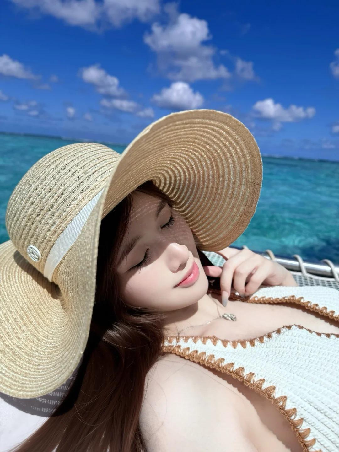 甜美系广东软糯学生妹，鼻沟处的软线像溪流轻轻划过的痕迹，从鼻翼延伸至唇上，不深不