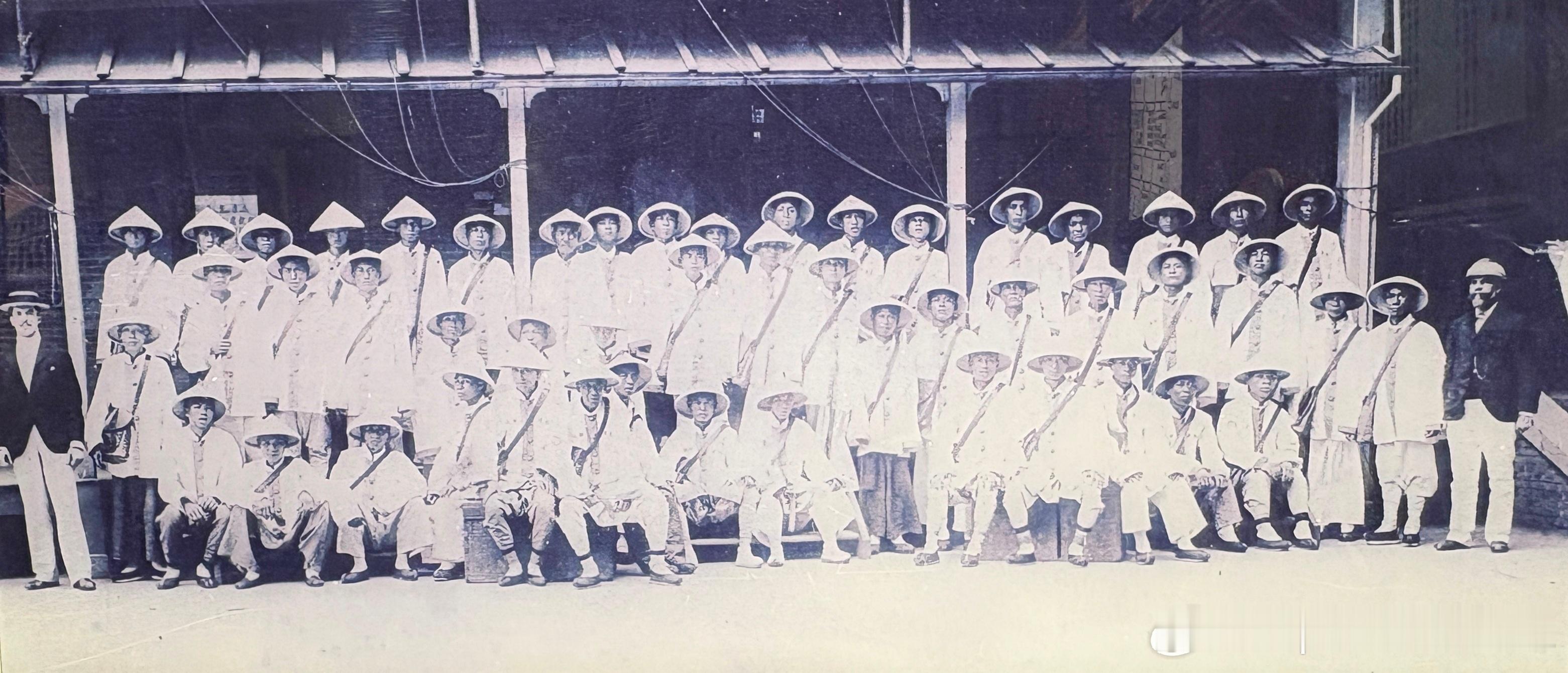 1897年上海大清邮政局信差在海关后院合影历史影像 ​​​