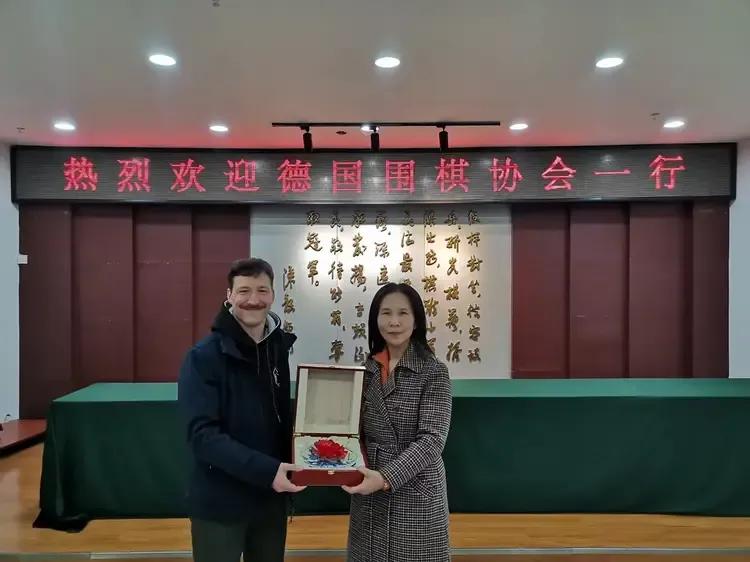 德国与洛阳因围棋结缘



3月23日德国莱比锡大学体育部主任、围棋系主任沈赛宁