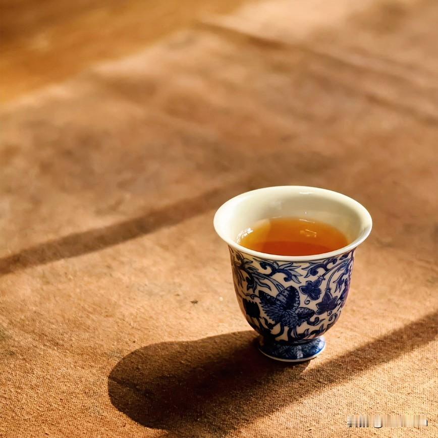 《茶魂淬炼·古风体》
铜壶如鼎沸汤狂，新芽怯水意彷徨。
世人岂识真滋味？岁月方成