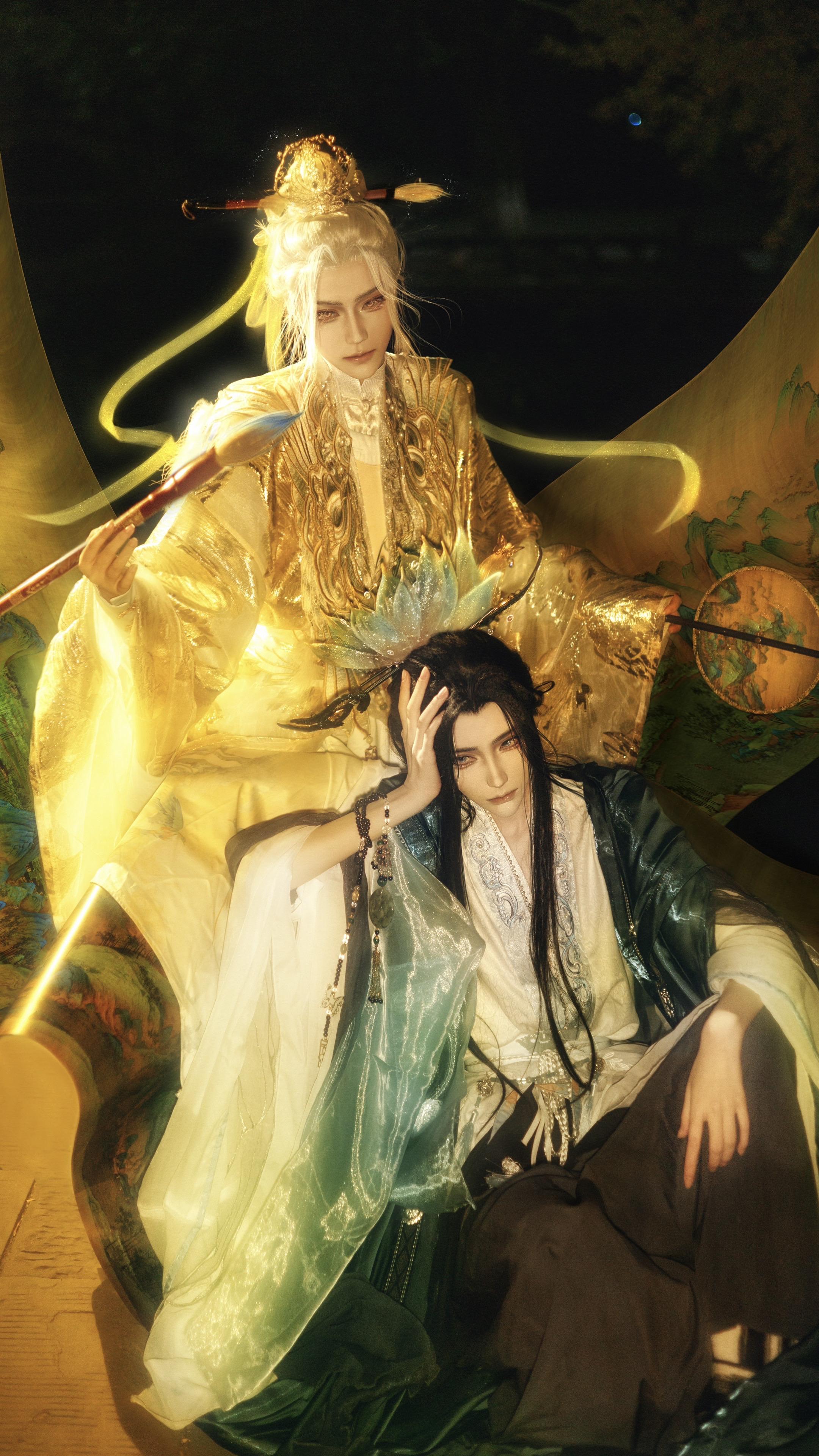 欲问阁藏玺中迷，钟楼舞，画中游。