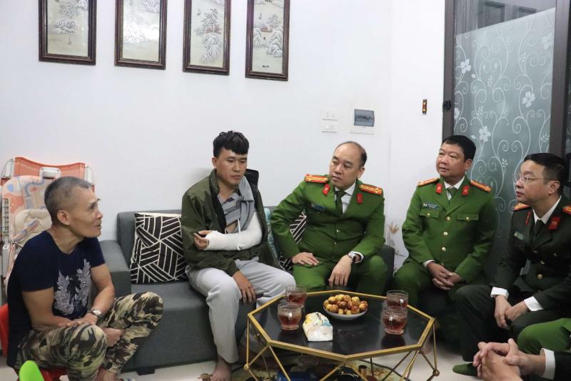 越南河内市警方看望并慰问在执勤中受伤的刑警局干警