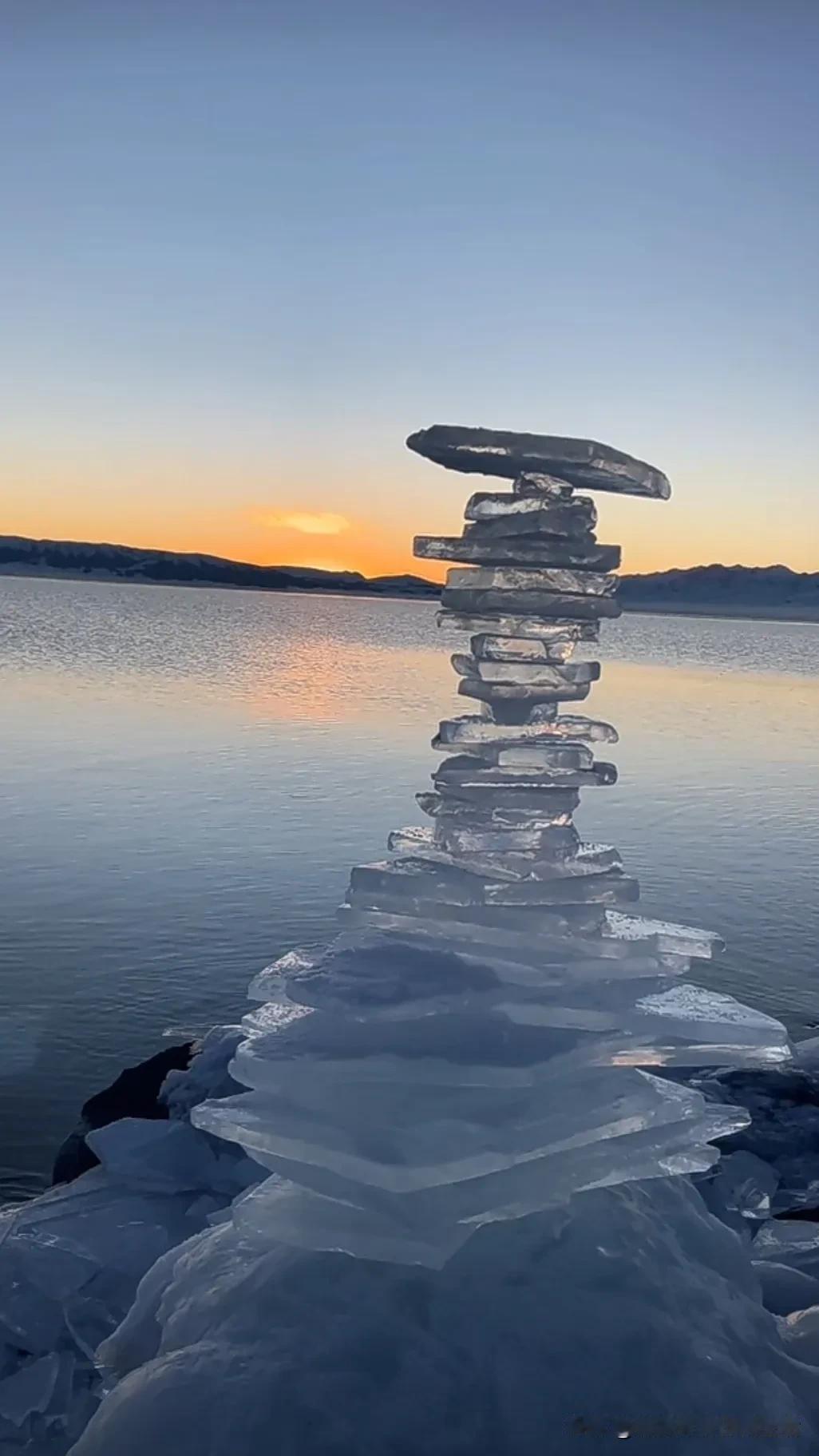 梦幻冰塔矗立湖边，夕阳余晖映照其上，那画面简直美炸了！
我曾在资料里看到唐古拉山