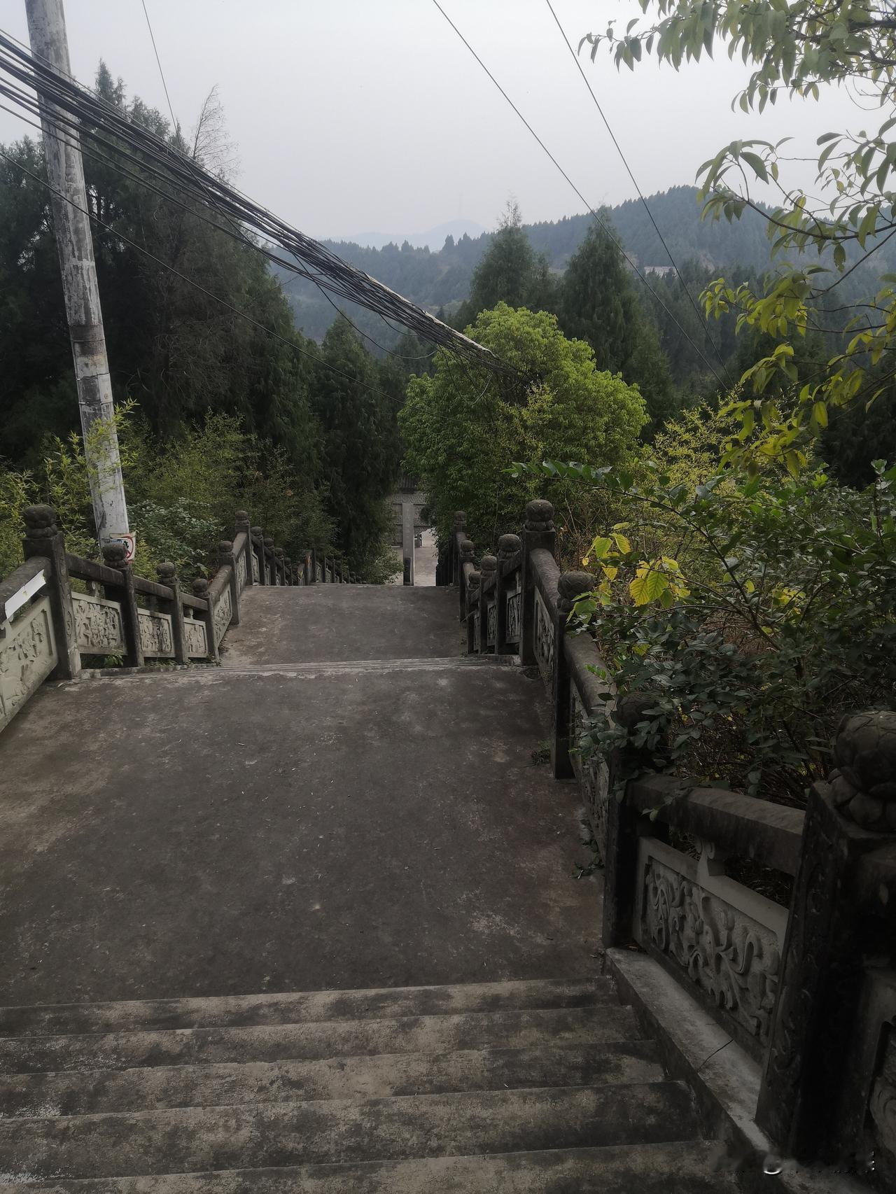 冬日的阳光洒在大地上，冬天的感觉非常的温暖，在乐至县良安镇，有个圆通寺从上面的梯