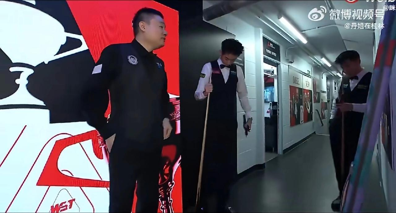 斯诺克世锦赛难得一幕：丁俊晖、赵心童、吴宜泽同台候场！

精彩时刻定格：丁俊晖迎