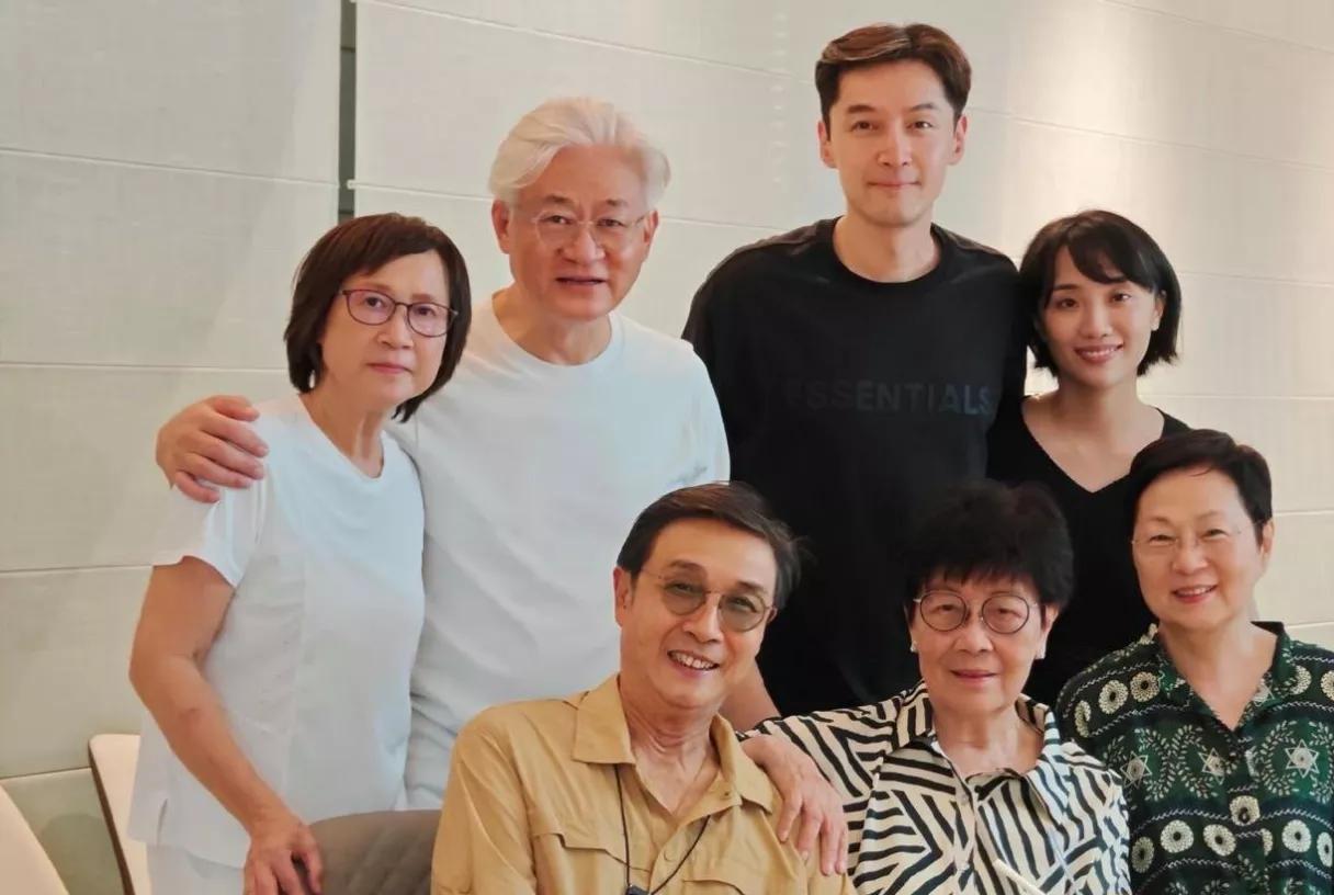 胡歌和妻子穿情侣黑衫亮相聚会，亲密合影羡煞旁人！
 
人生赢家，幸福满满🥰胡歌