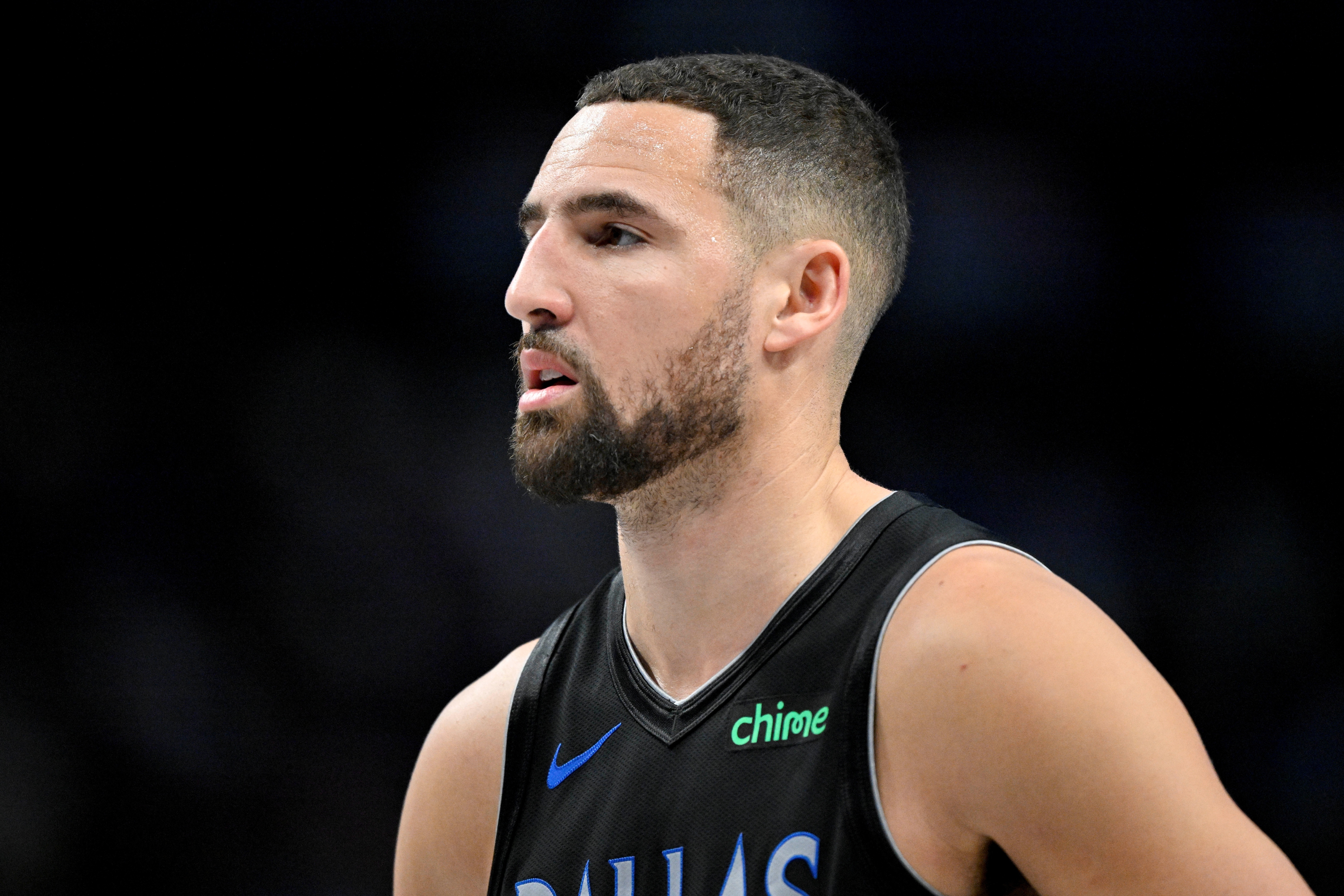 上午11点独行侠客场对阵快船。据独行侠随队记者Mike Curtis报道，克莱状