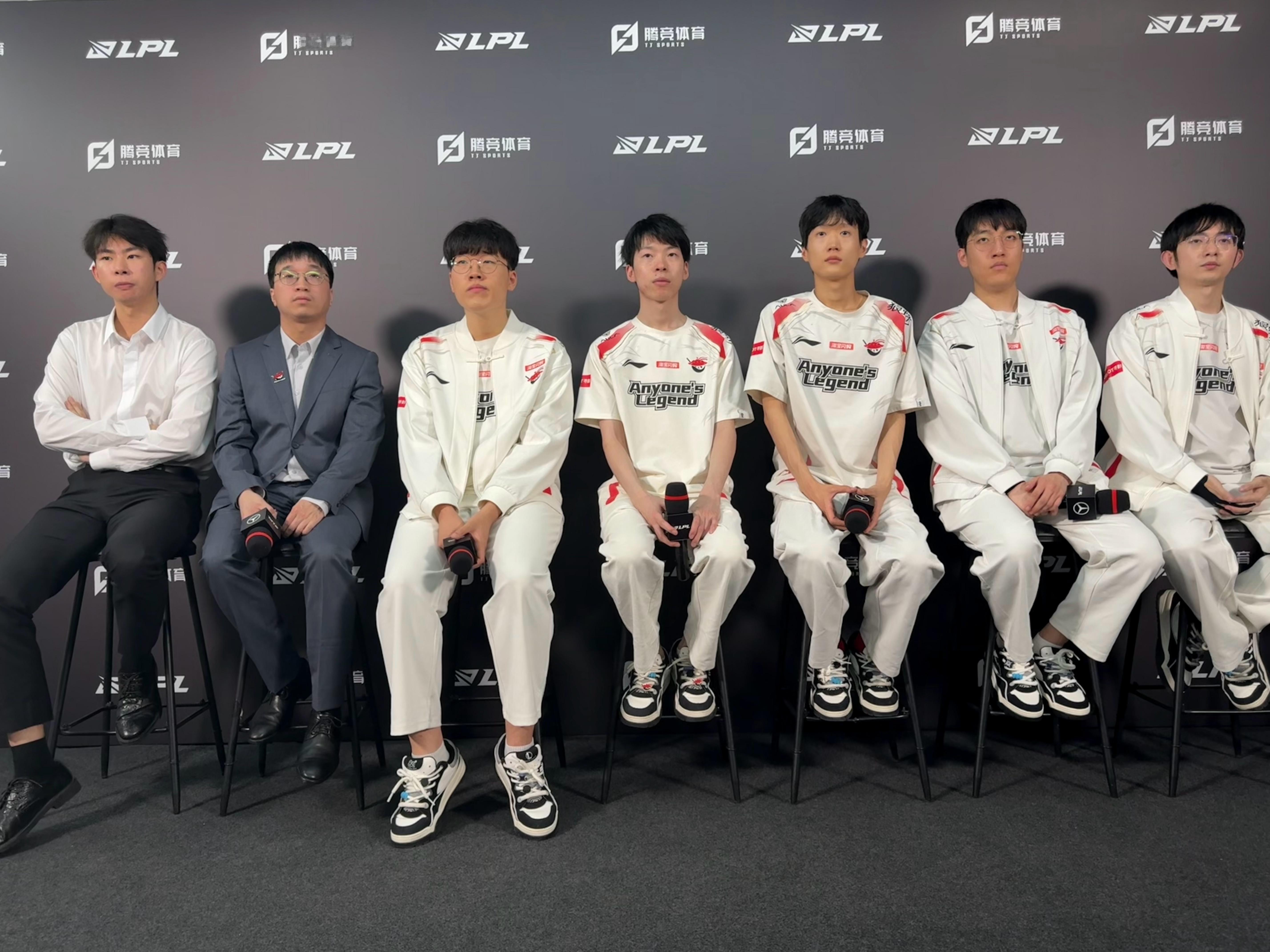 今日的群访合影[举手]下场比赛加油blg结束对al连败blg战胜al2025lp