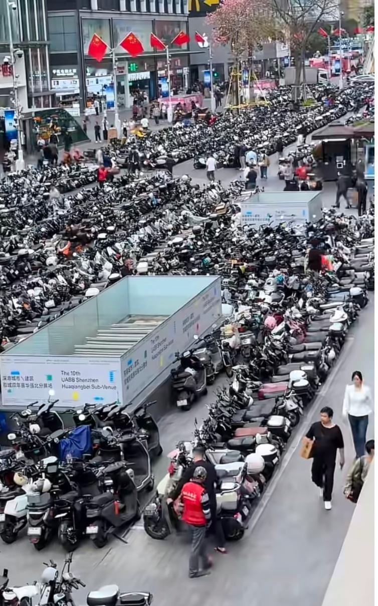 华强北电动车限行成效
华强北的电鸡一夜之间被清空。
＃深圳＃电动车＃华强北＃深圳