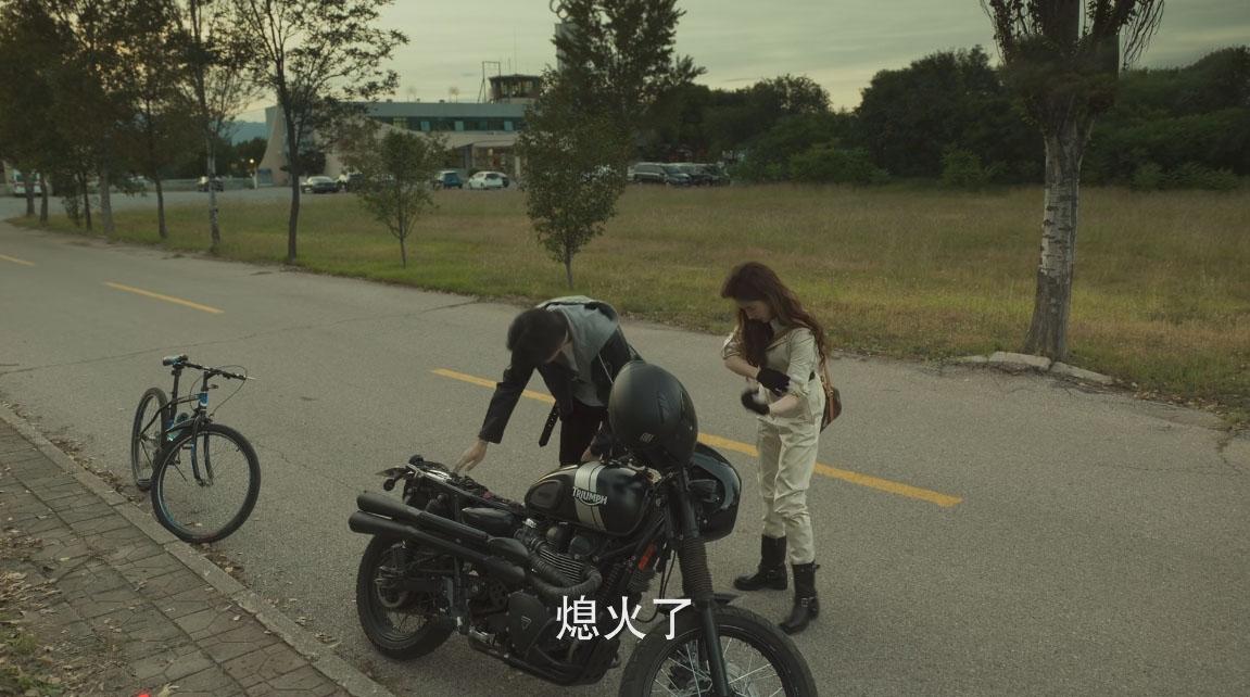 看见这个摩托，莫名让人难过，傅家明走之后，玫瑰就继承了傅家明的摩托，六年来，摩托