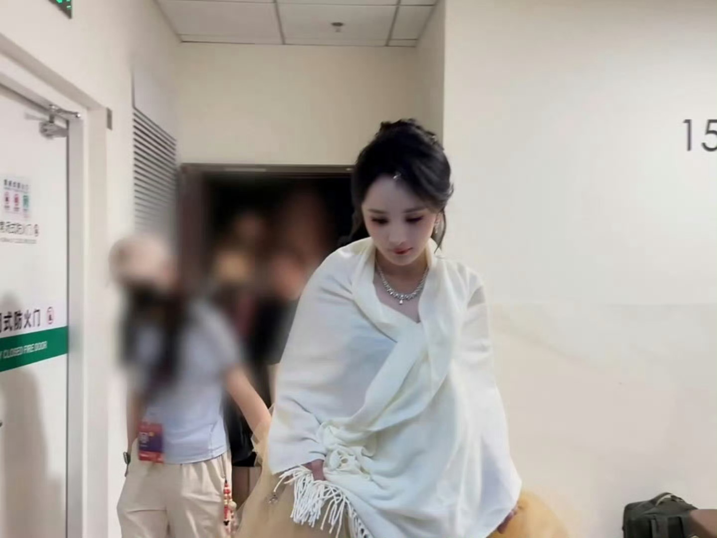 杨幂平地摔我幂踉跄一下好可爱呀不过还是千万要小心，千万不要摔伤了！ 