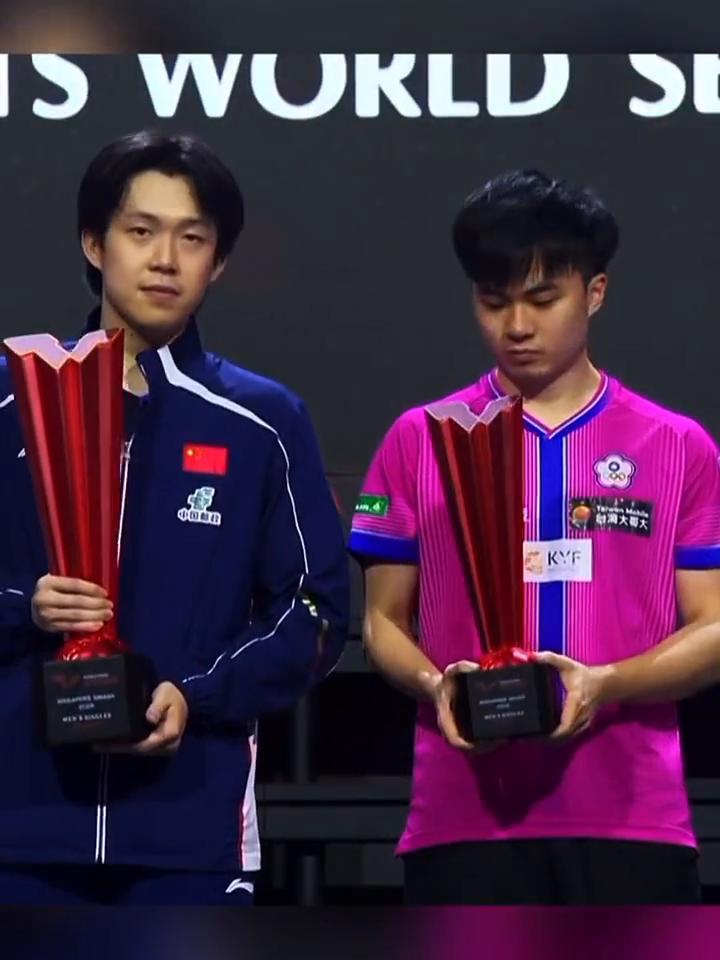 男女单打冠军合影环节。
王楚钦获得男单冠军，再次捍卫国乒荣耀。小林获得男单亚军，
