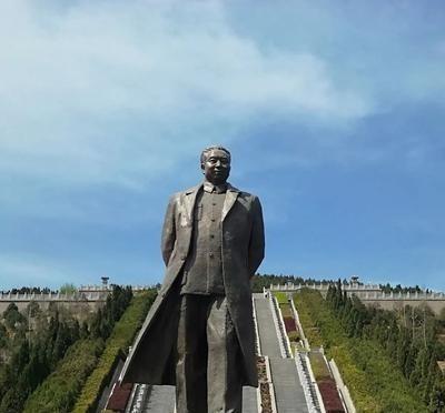 2011年，修建了两年的华国锋陵墓终于竣工了，事后一统计，一共花费了1200多万