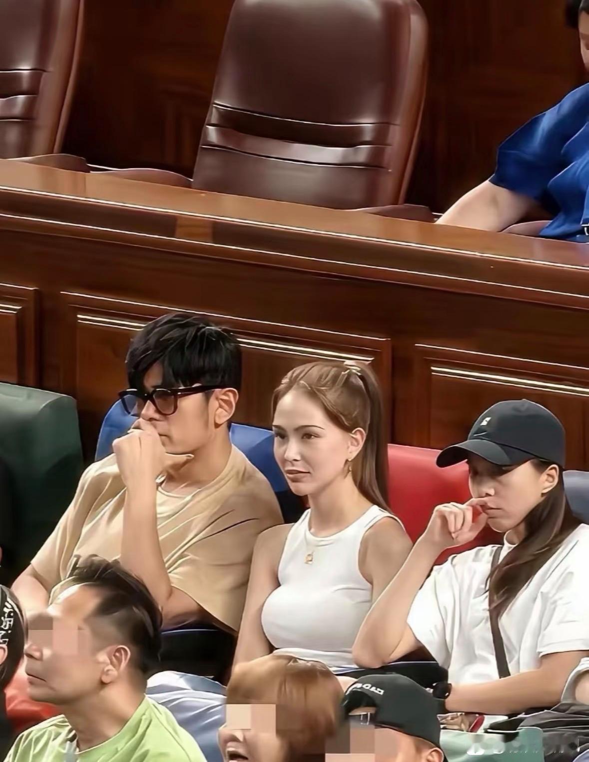 不得不说周杰伦的发量真多，梳什么头型都好看[赞]