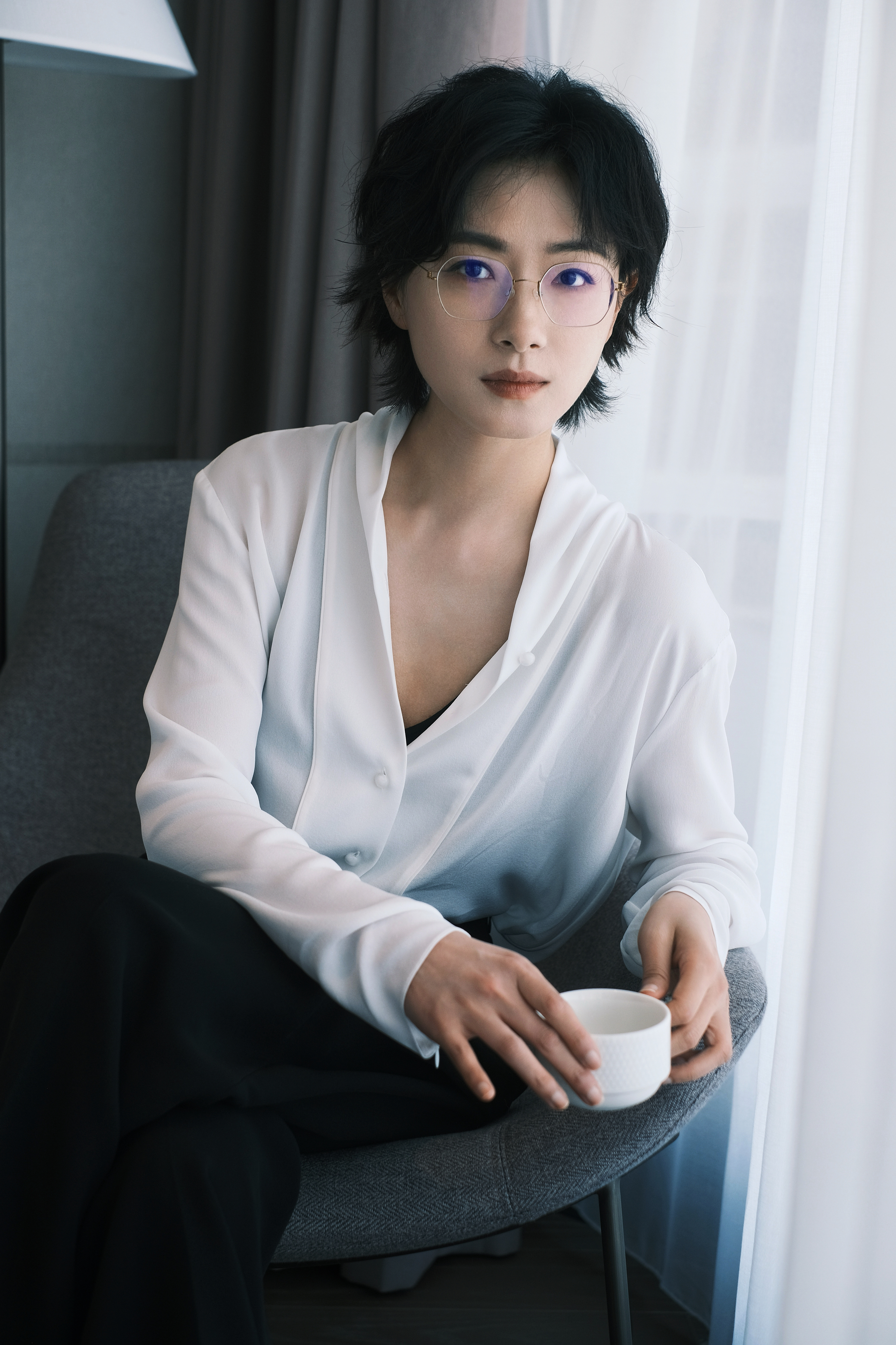 戴着眼镜的高冷女总裁万茜妈妈 ​​​