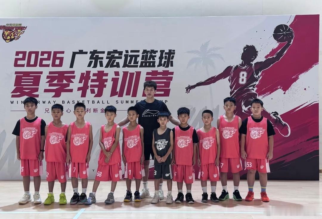 昨天杨溢现身广东宏远夏季特训营，手把手指导小学员篮球技巧 
