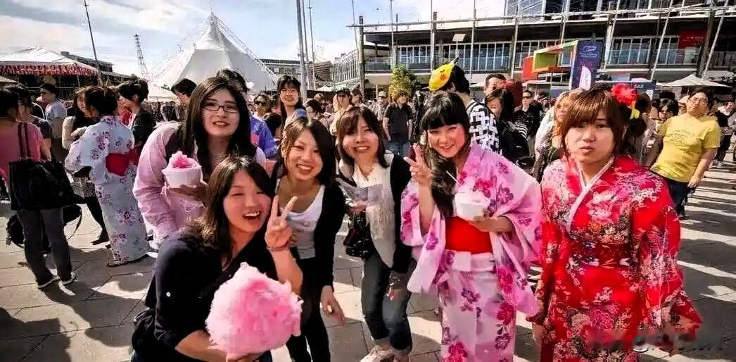 日本人为什么不想离开东方大国？

原因有很多很多。他们很喜欢这里的生活，生活在这