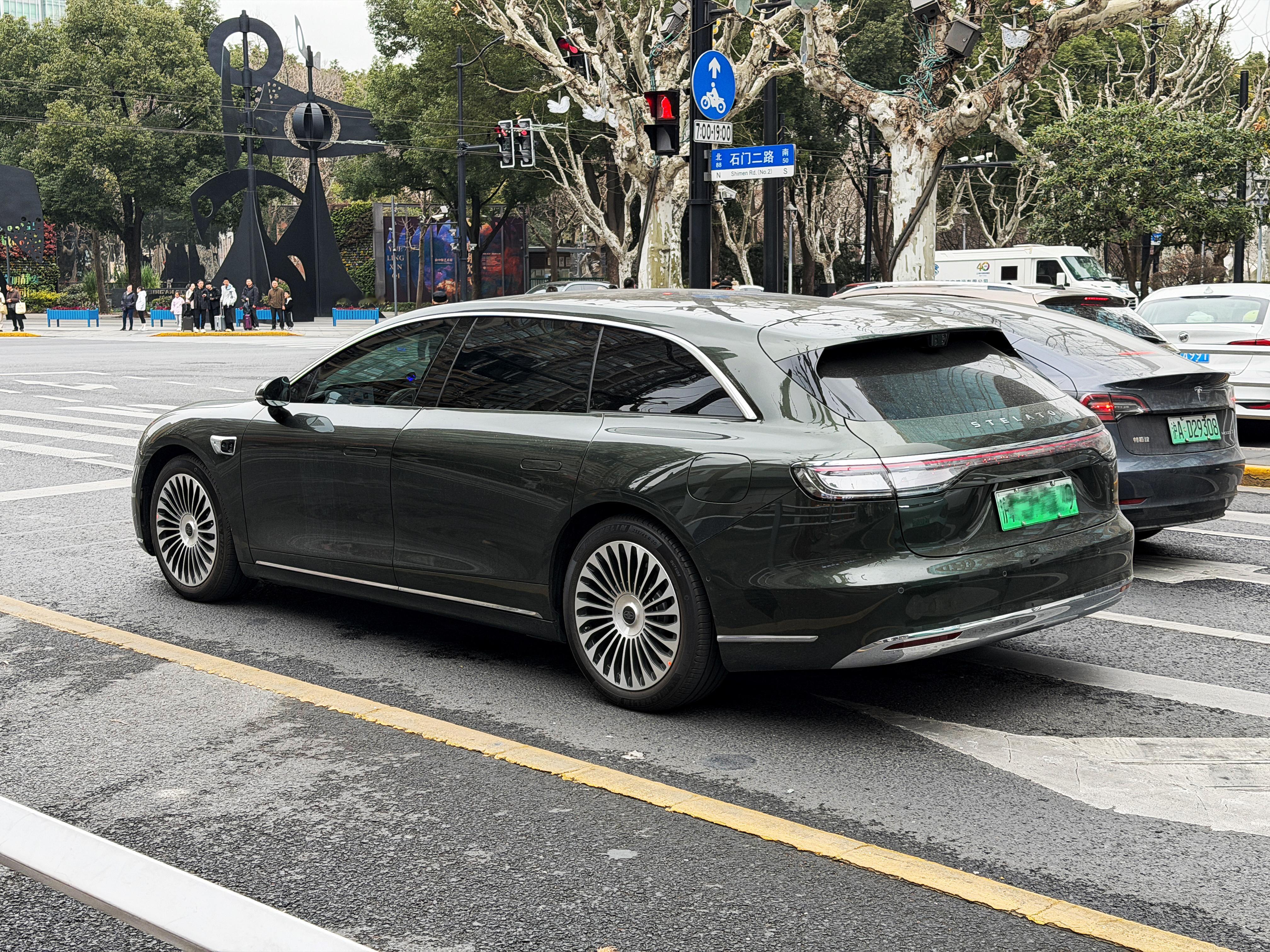 第一次路上见到S9T，盯着看了半天。整体比例还是很不错的，体量感延伸感很足。包围