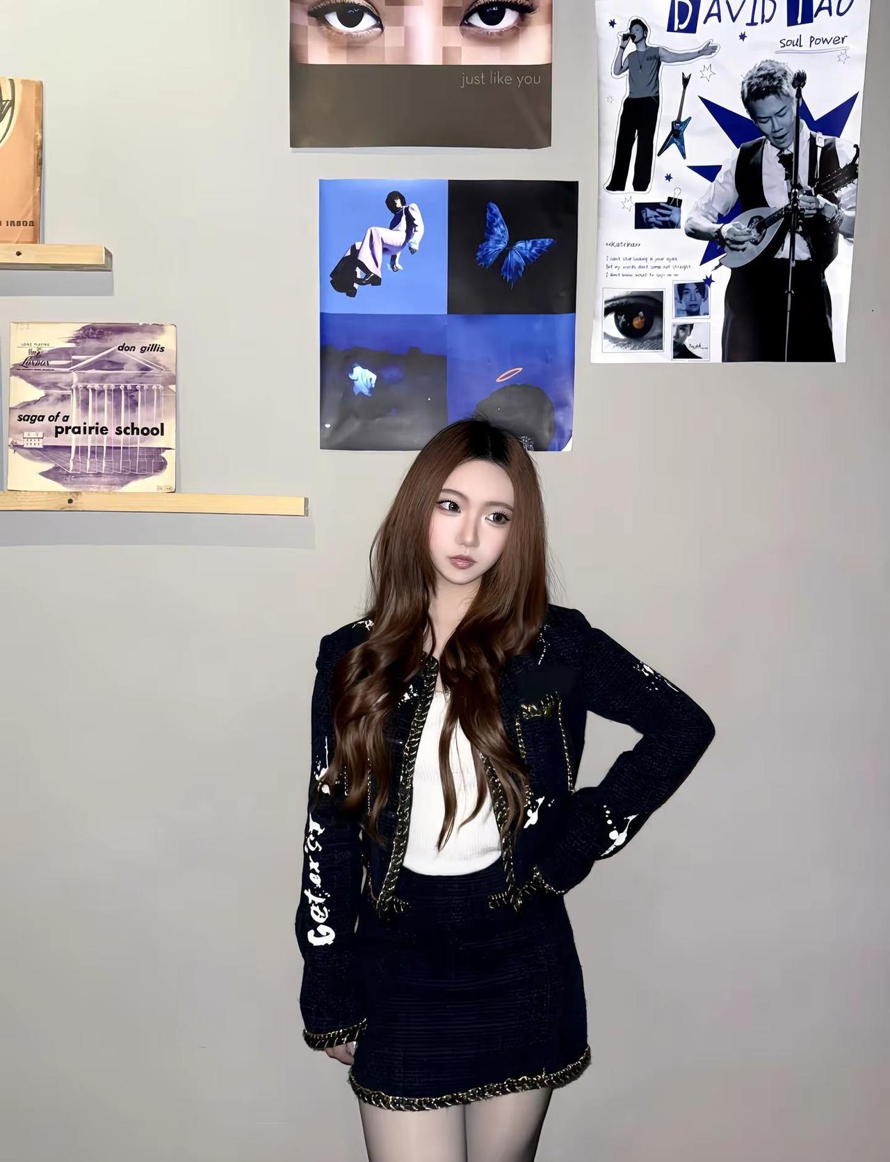 她穿着miniskirt 好像宁艺卓站在这儿miniskirt 宁艺卓