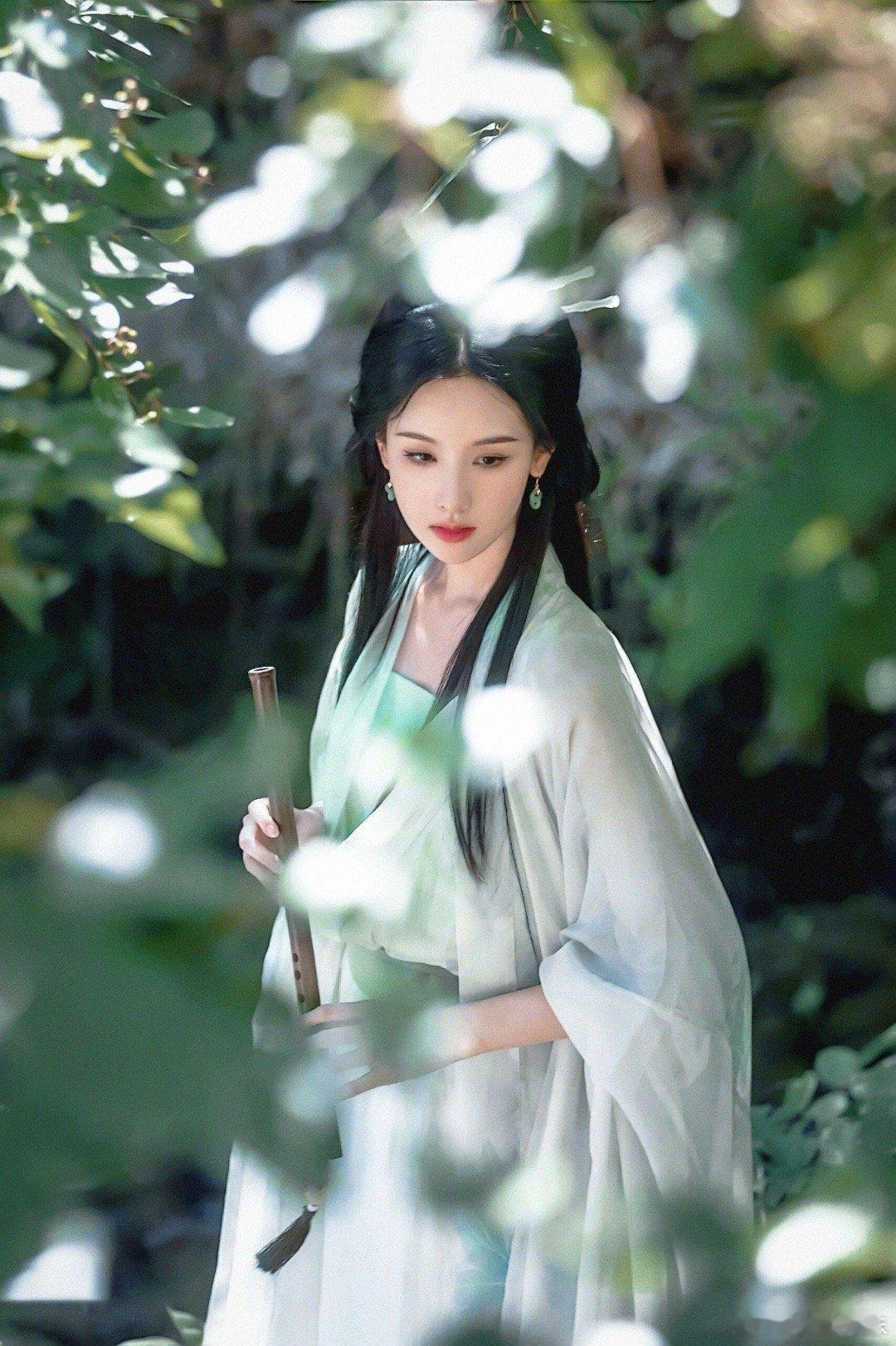 陈都灵[超话]   她真的骨架好小，头身比非常之好。气质卓越，仙气飘飘，有魏晋之
