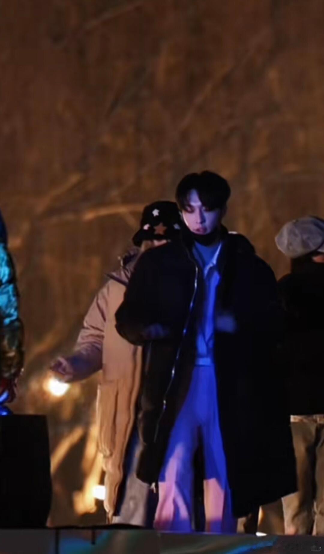 张艺兴新年祝福太超前了 提前营业的张艺兴太暖心了！路透中他耐心等待粉丝，还送上新