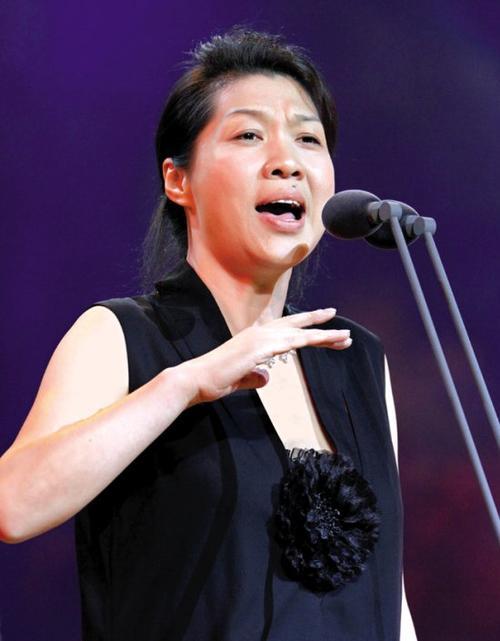 歌唱家，张暴默说，《敢问路在何方》这首歌《西游记》前十六集我是我唱的，这首歌是徐