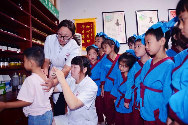 唐山小学生走进中医院，沉浸式感受中医药魅力。孩子们在医师带领下认识陈皮、薄荷等中