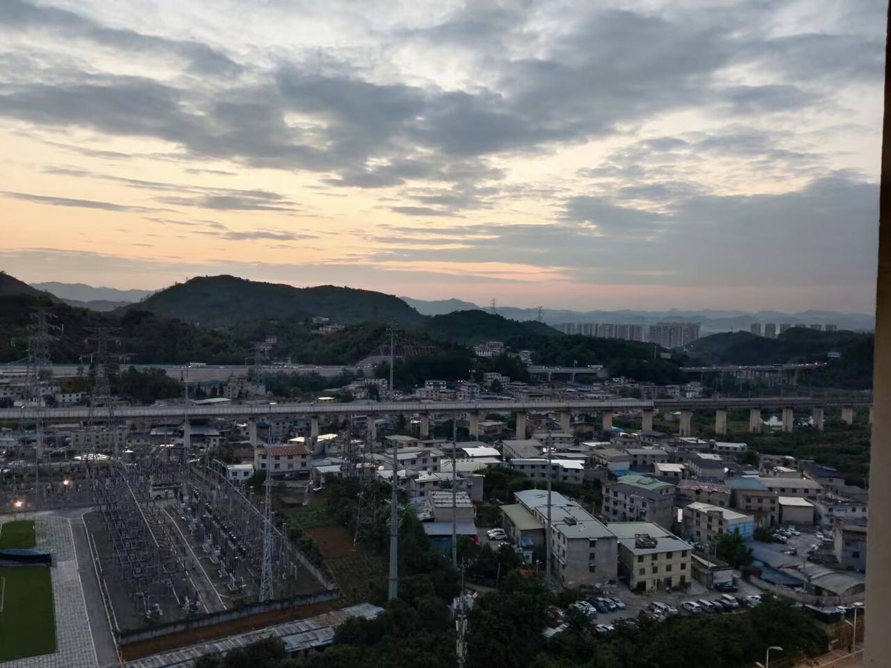 春声缓缓落幕，夏意悄悄登场。

风里褪去了暮春的缠绵温柔，多了几分初夏的清爽热烈