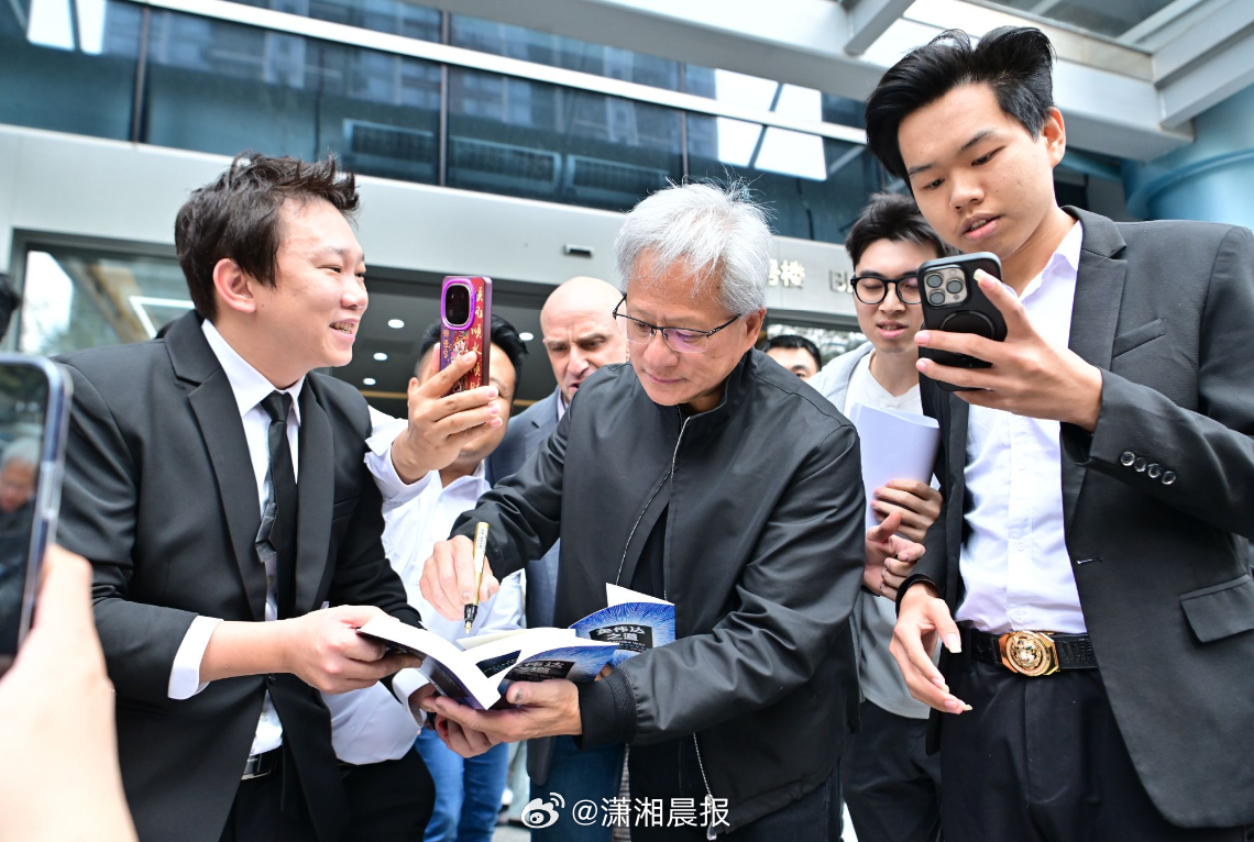 【黄仁勋现身英伟达深圳公司楼下，参加年会并“逛吃”】#黄仁勋现身深圳与路人互动签