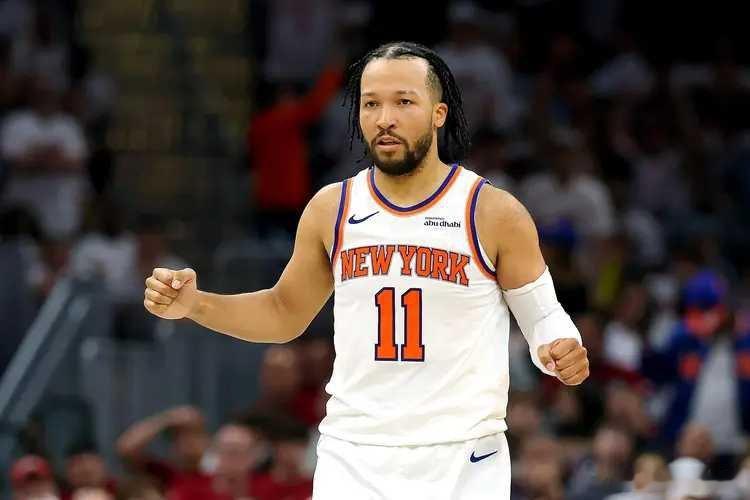 NBA季后赛继续进行，纽约尼克斯队再次赢球拿到赛点。布伦森得到30分和6次助攻，