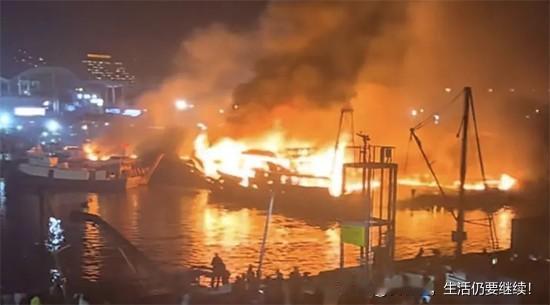 11月27日北海侨港镇边贸码头8艘渔船突发大火
       2025年11月2