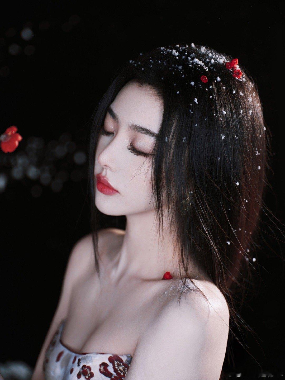 孔雪儿 全世界最适合雪的女人 孔雪儿再次证明了什么叫“人景合一”！在皑皑白雪中，