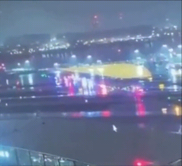 纽约拉瓜迪亚机场，加拿大航空快运的庞巴迪CRJ-900客机与一辆消防车碰撞过程监