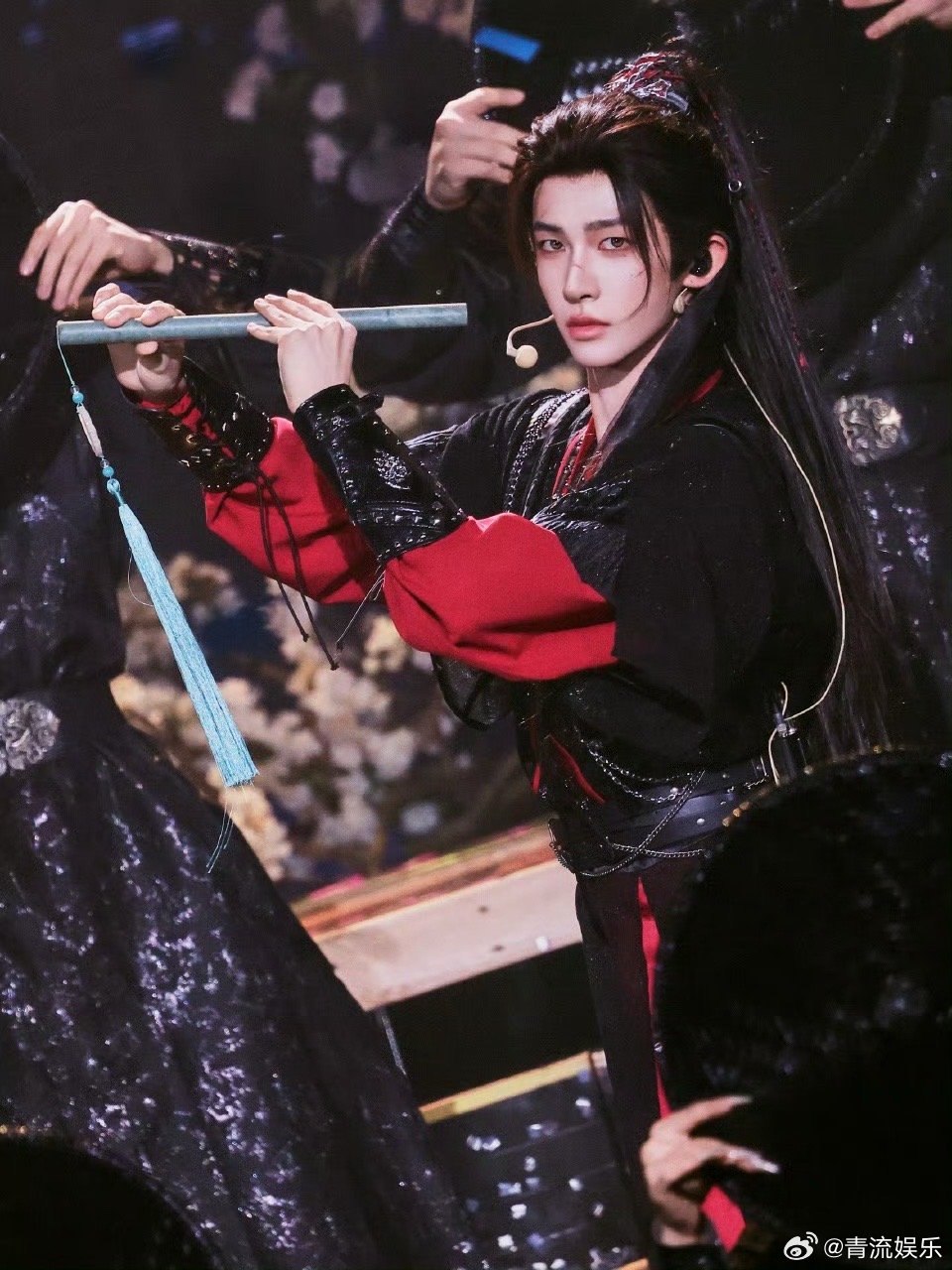 刘宇风华盛典开场舞台 寂夜无垠，红衣点缀，凝眸驻足，写就墨色江湖🪈 刘宇
