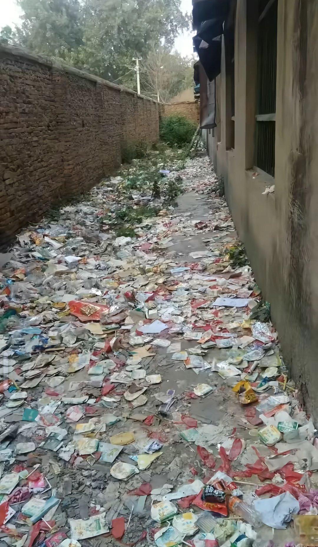 死去的记忆突然攻击我，我记得那时候我们就爱去学校这后面打扫卫生，然后故意声音大点