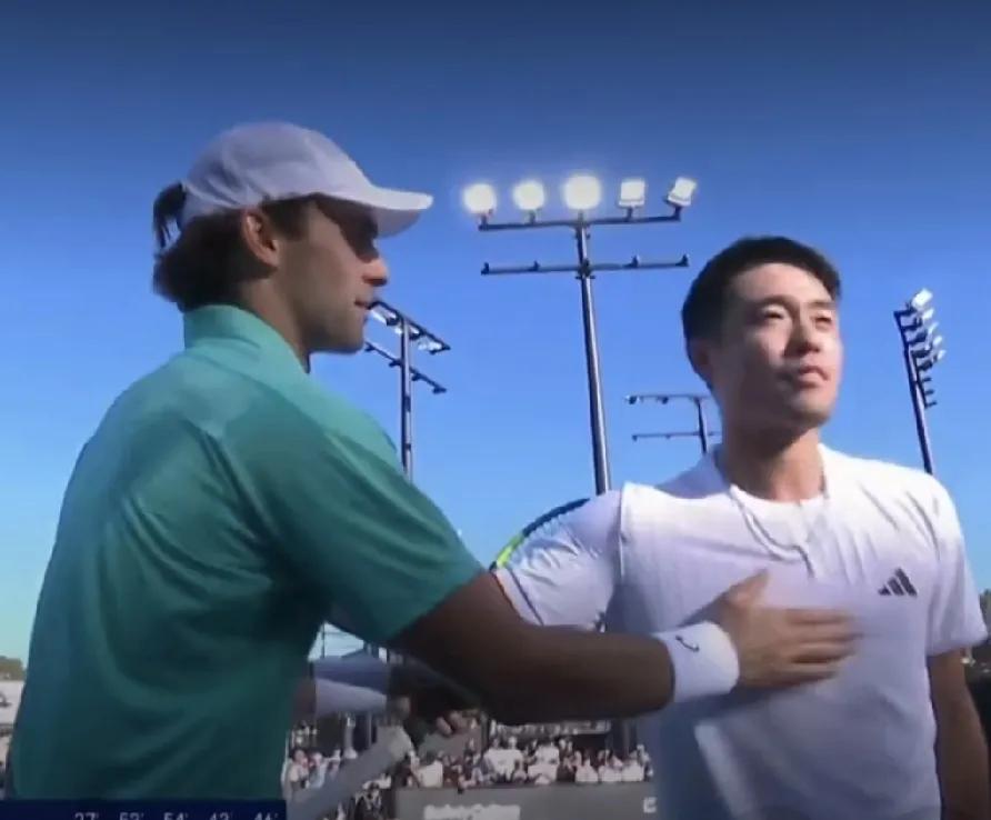 球迷泪目:
目睹吴易昺带伤痛坚持打完决胜盘第9局，斯皮泽里侥幸以6-3赢下第3局