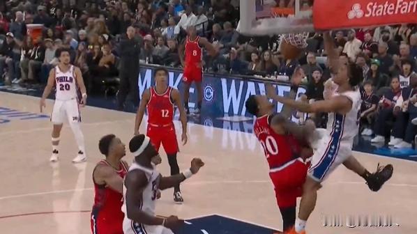 科林斯惨遭格兰姆斯隔扣，这一球太炸裂了



快船主场迎战76人，哈登休息，伦纳