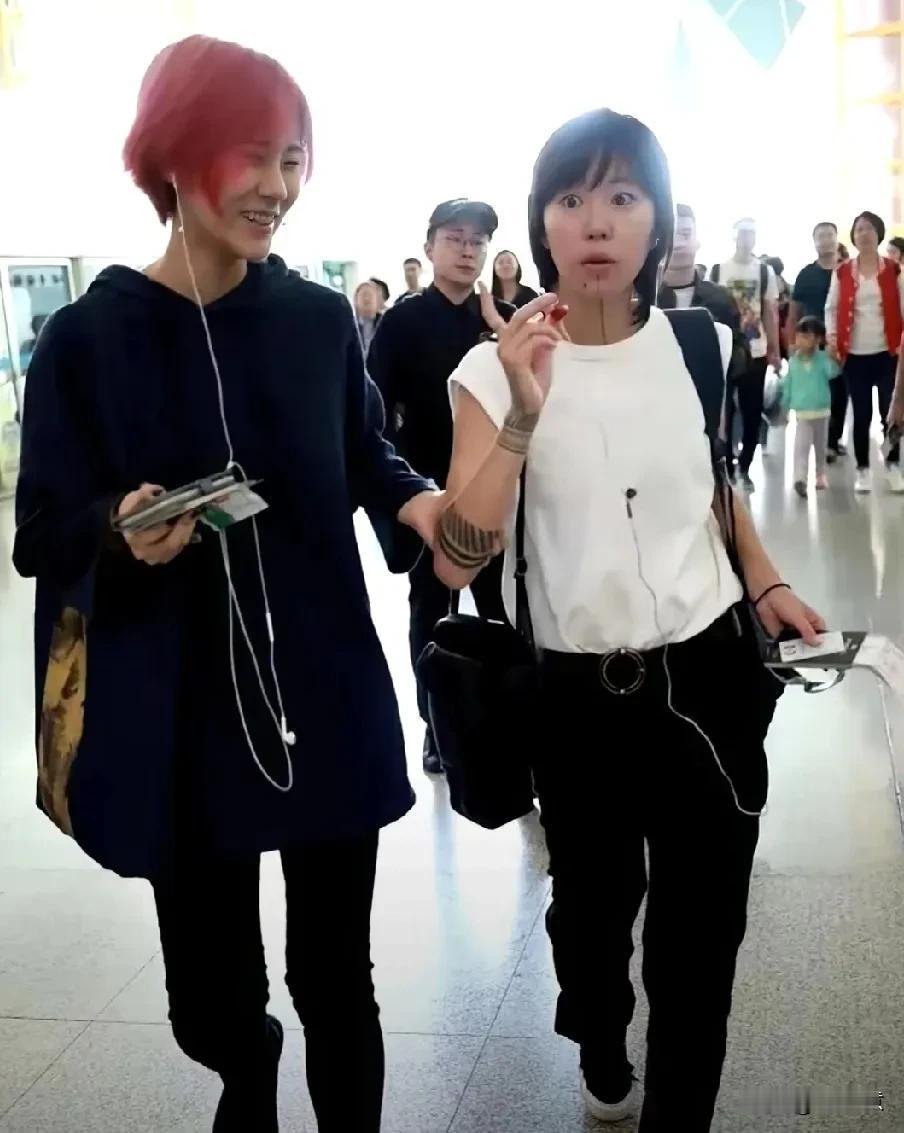 窦靖童真是无敌呀[奸笑]，居然和同父异母的妹妹也能相处极好！[笑]