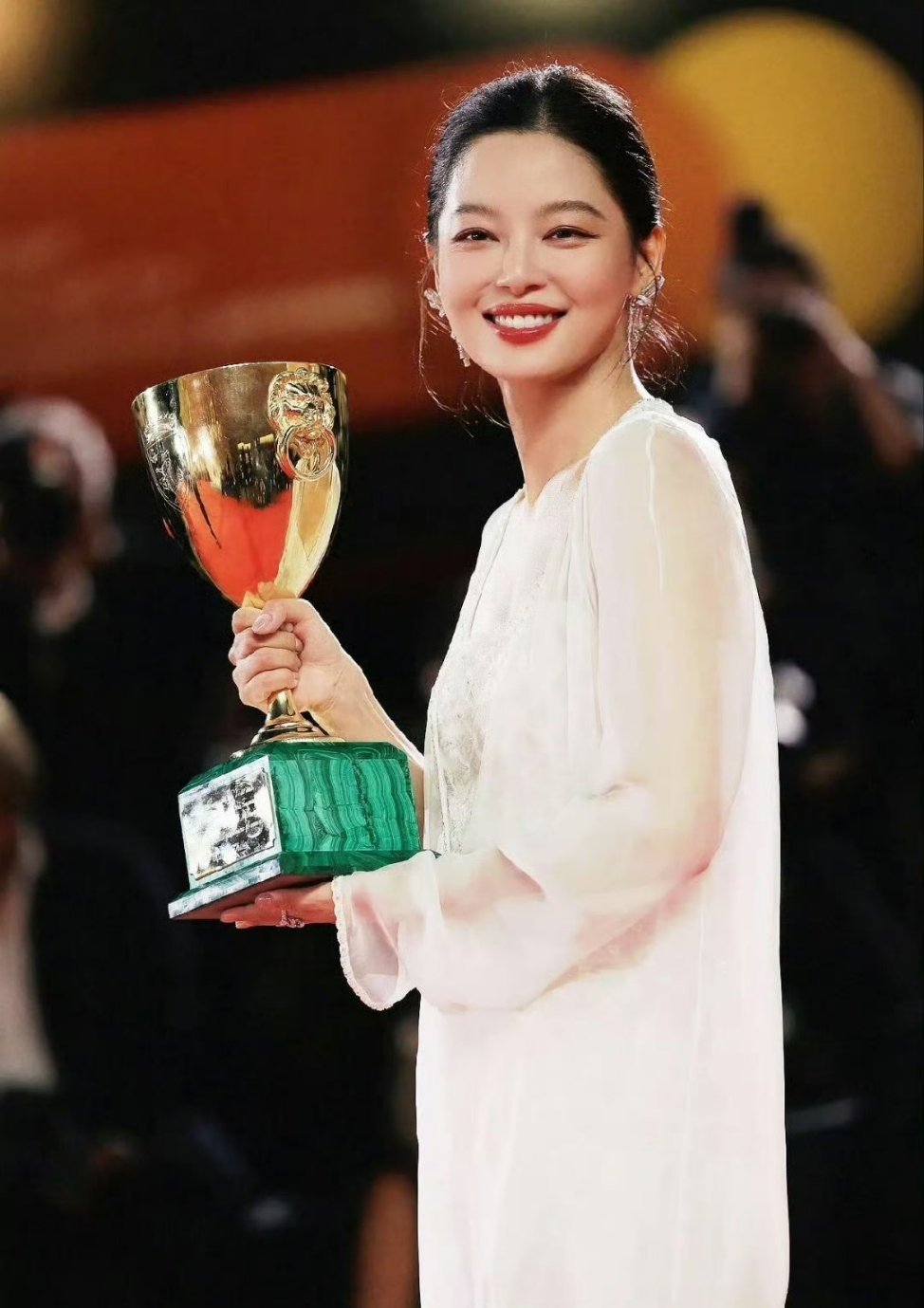辛芷蕾听完英文提问的反应辛芷蕾的“什么东西”不仅是语言隔阂下的本能反应，更成为真