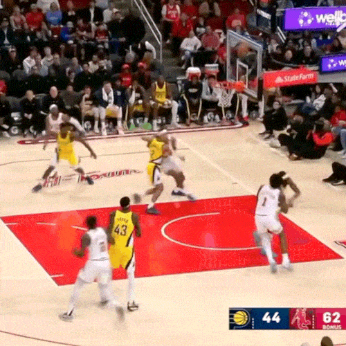 阿们汤普森这身体太硬了！这是什么身体素质，空中脱手还能拉杆打进，这滞空能力太强了