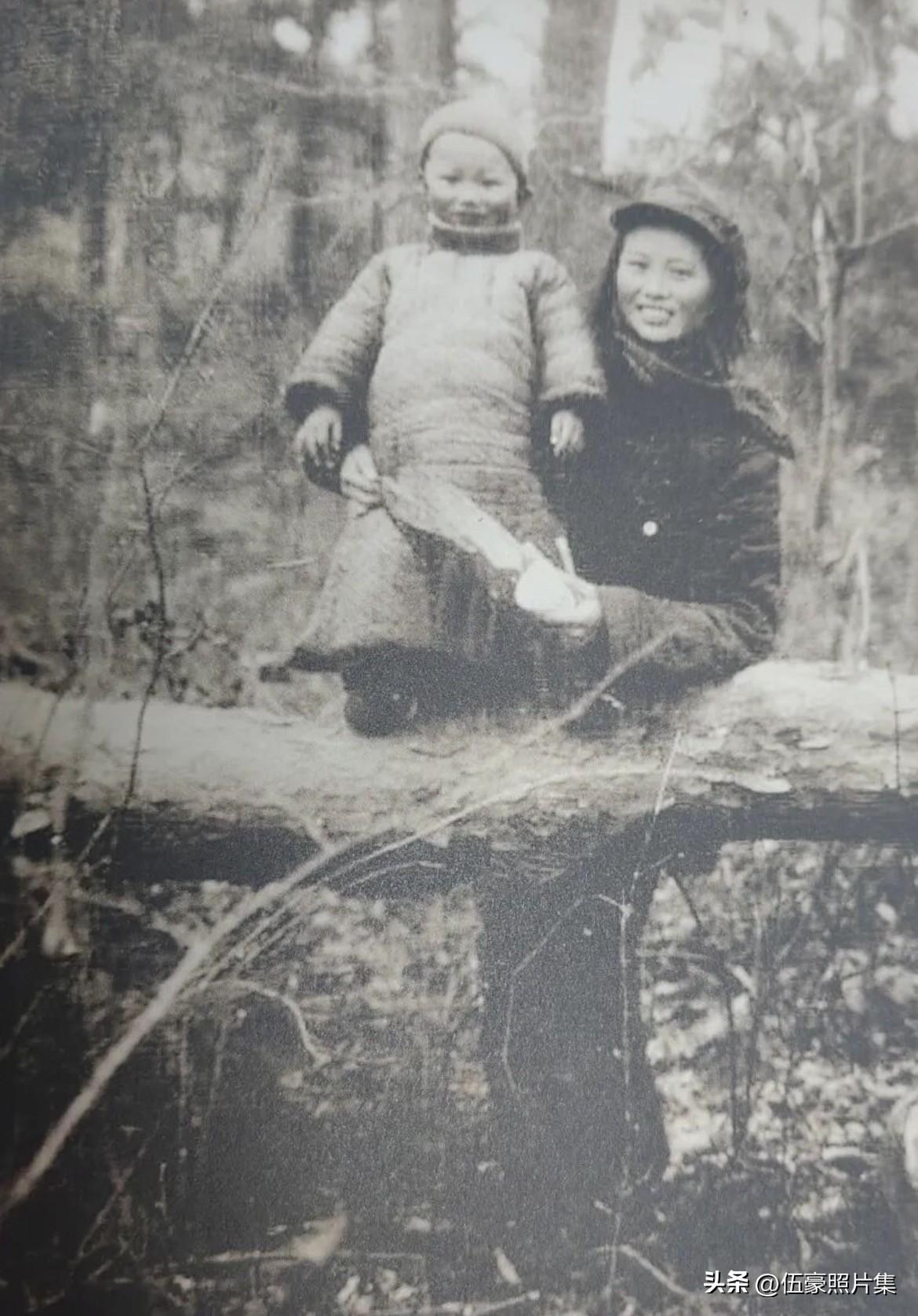 1945年，楚青和儿子粟戎生在浙江长兴仰峰岕合影。初到仰峰岕时，粟裕一家三口 曾