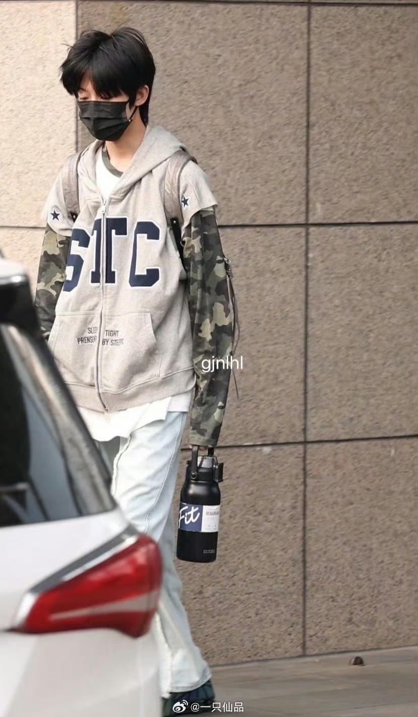 杨博文周扬杨博文今日上班，一个字：帅 