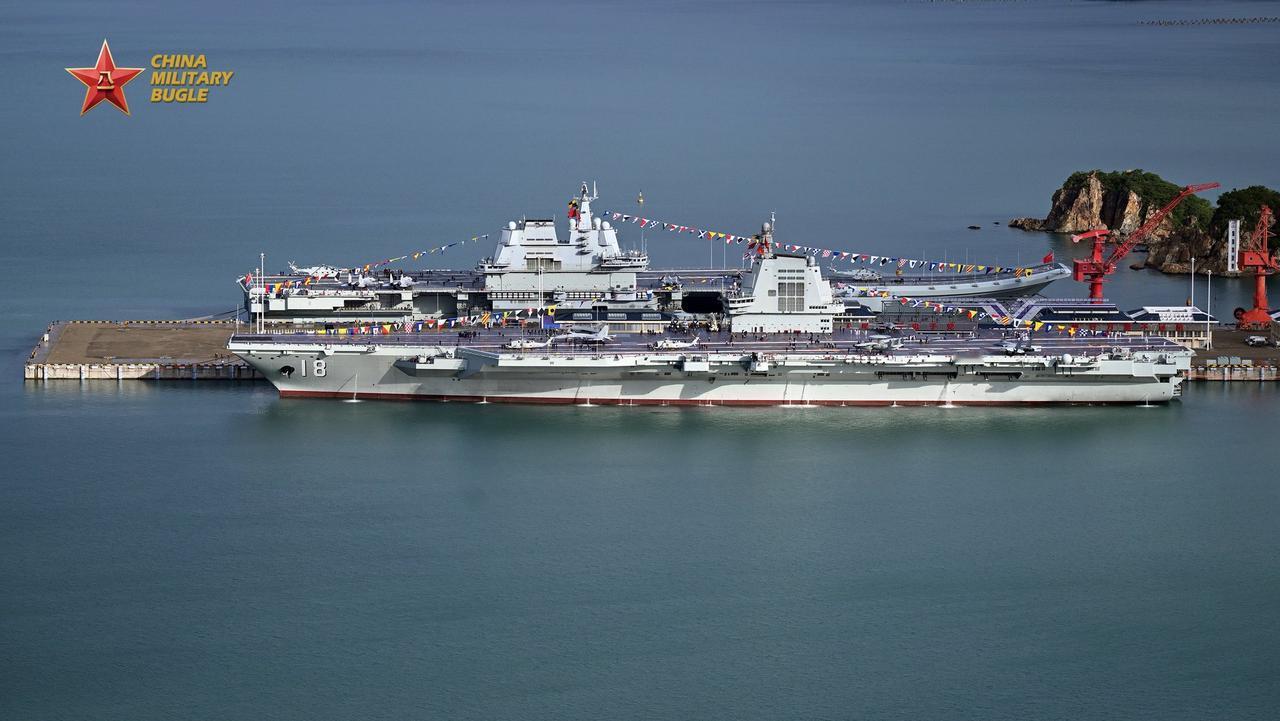 从这个角度看，福建舰的舰岛几乎比山东舰的小一半，常规动力航母能做到这样很厉害了[