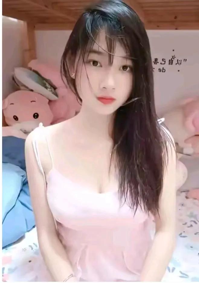 在这个繁华的世界里，小丽对物质从不强求。她相信，真正的爱情，无关年龄，无关财富。