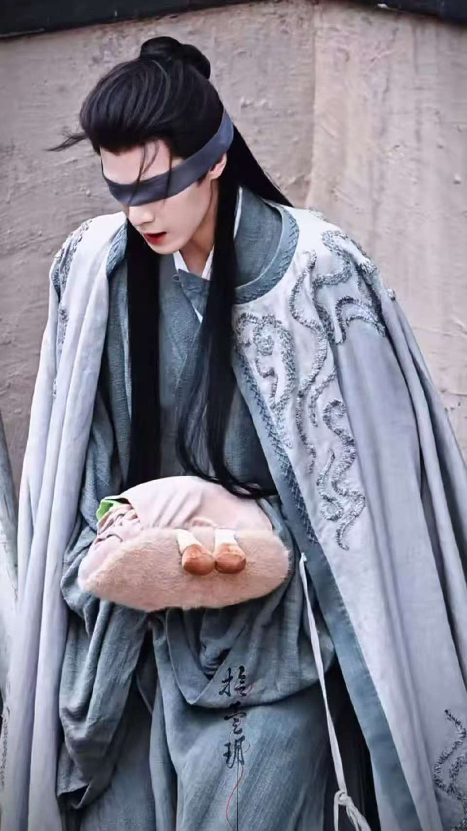 李昀锐新剧蒙眼造型李昀锐尚公主披发蒙眼造型李昀锐新剧蒙眼造型，好惊艳