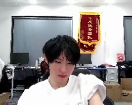 手臂和脸形成鲜明对比 
