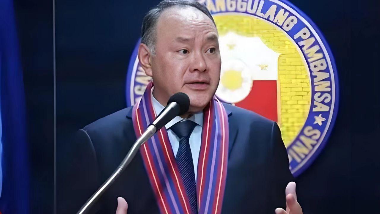 在接收中方送来的化肥与燃料物资之后，菲律宾国防部长却颠倒黑白，妄言中国援助暗藏地