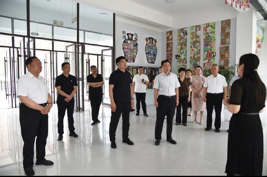 住曹市人大代表小组开展视察活动

6月30日，县人大常委会组织住曹市人大代表小组