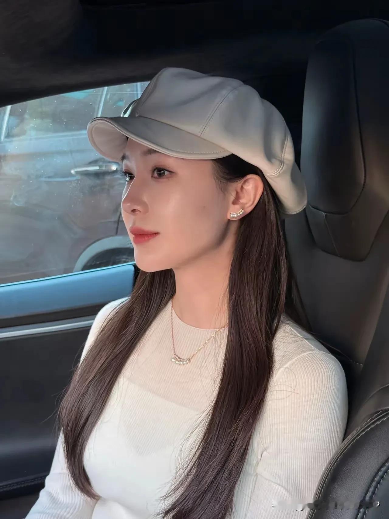 白衣红唇，静待佳期。